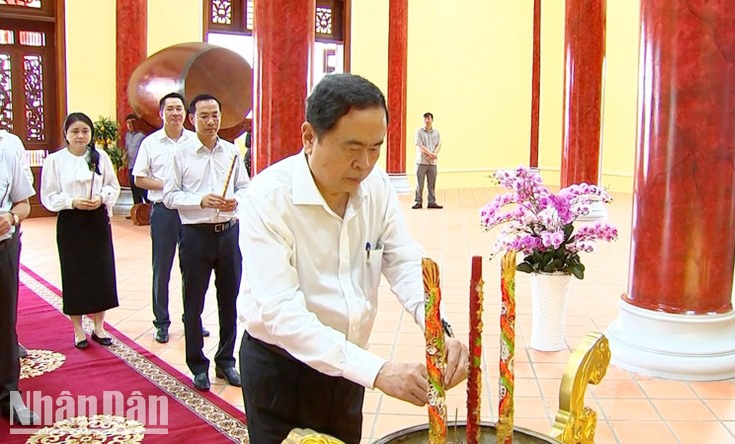 Phó Chủ tịch Thường trực Quốc hội Trần Thanh Mẫn thắp hương tại Nghĩa trang liệt sĩ Tp. Phú Quốc