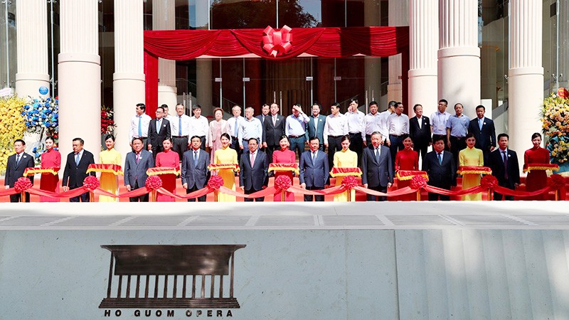 Các vị lãnh đạo Đảng, Nhà nước tại lễ cắt băng khánh thành Nhà hát. (Ảnh: Nam Nguyễn)