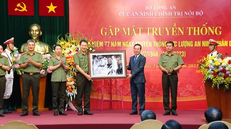Chủ tịch nước Võ Văn Thưởng trao quà tặng Cục An ninh chính trị nội bộ. (Ảnh: HỒNG QUÂN)