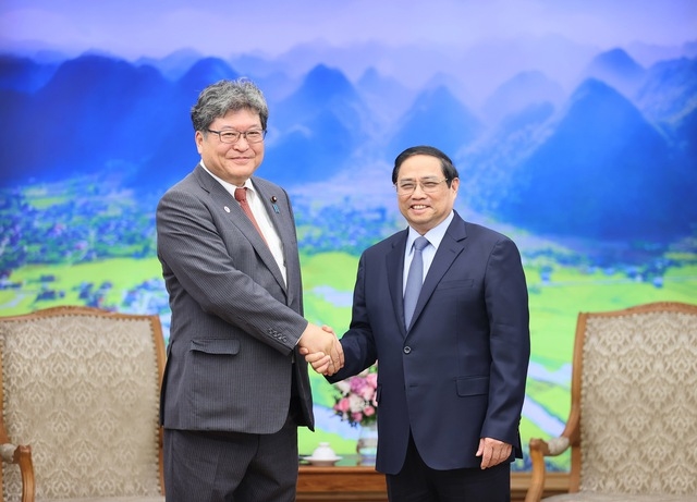 Thủ tướng Phạm Minh Chính và ông Hagiuda Koichi, Trưởng Ban Nghiên cứu chính sách của LDP - Ảnh: VGP/Nhật Bắc