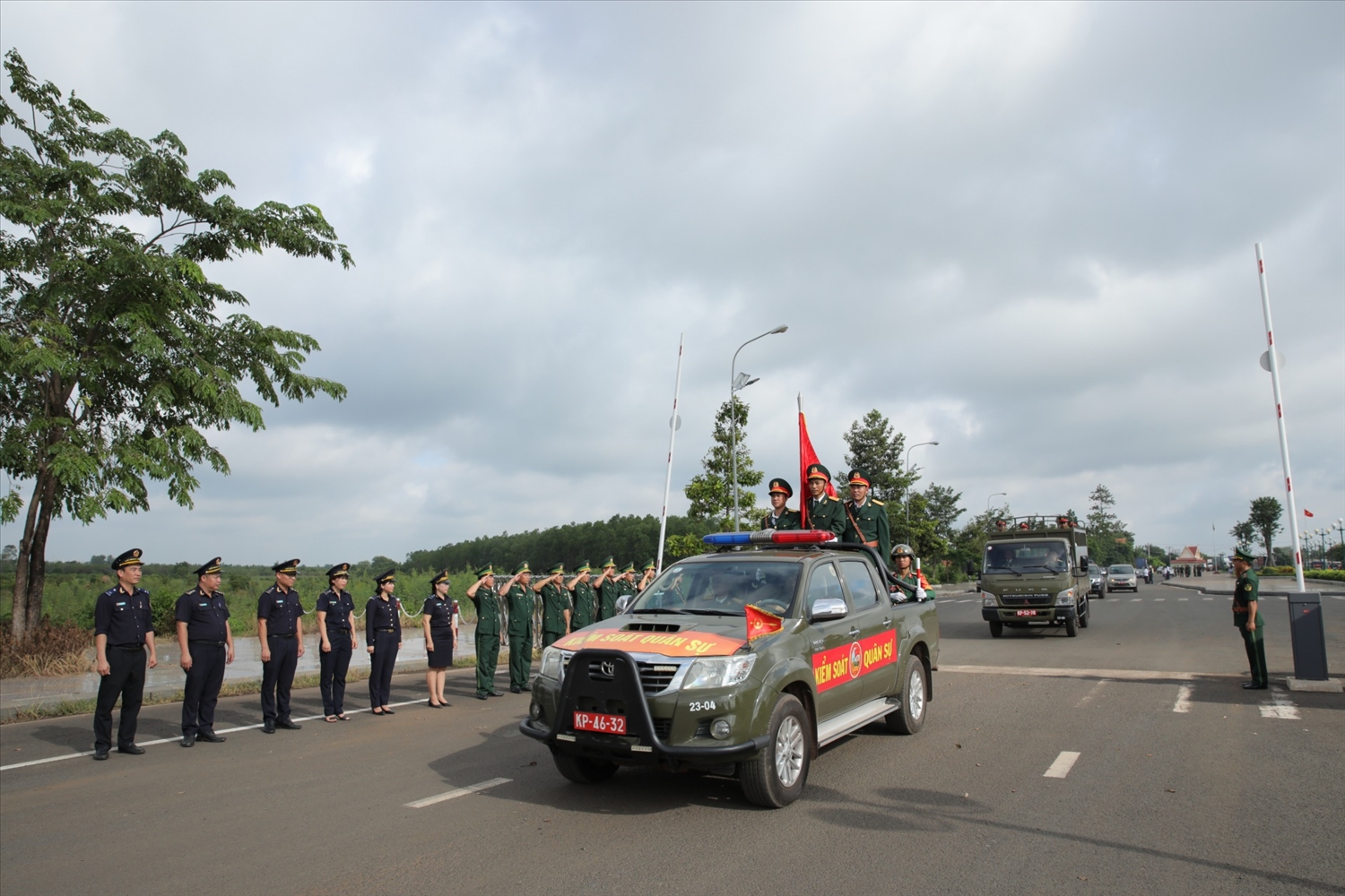Lễ đón hài cốt liệt sĩ quân tình nguyện và chuyên gia Việt Nam hy sinh qua các thời kỳ trên đất bạn Campuchia về nước (ngày 30/6/2023).