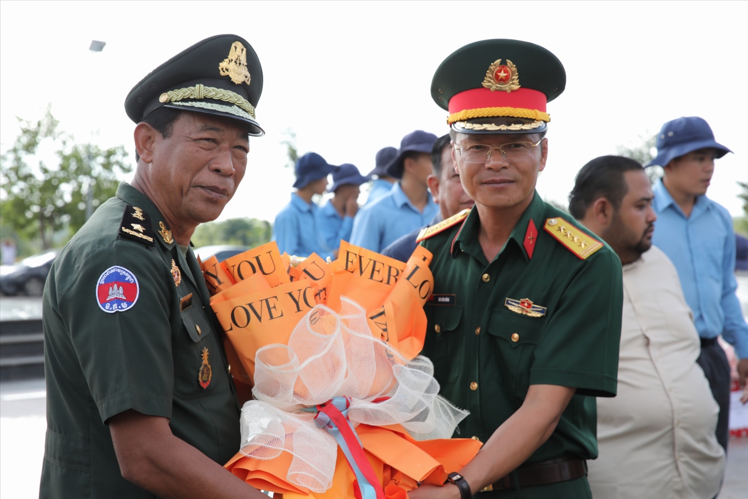 Đại tá Bùi Văn Dũng, Phó Tham mưu trưởng Bộ Tư lệnh Quân khu 7 tặng hoa tri ân các lực lượng chức năng tỉnh Kratie, Vương quốc Campuchia đã hỗ trợ, tạo điều kiện cho Đội K72 hoàn thành nhiệm vụ (ngày 30/6/2023).
