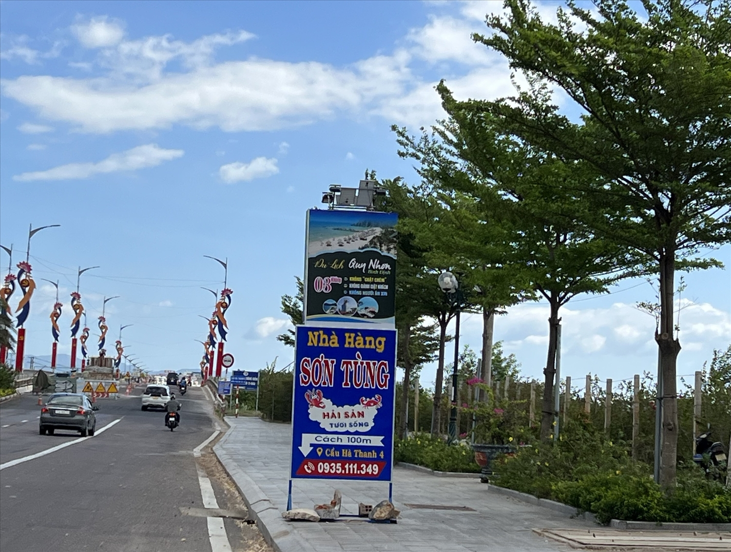 Báo cáo với chính quyền là đang neo đậu tạm để sửa chữa nhưng chủ nhà hàng Sơn Tùng lại mang bảng quảng cáo nhà hàng ra đặt ở đầu cầu Hà Thanh 5 để đón khách
