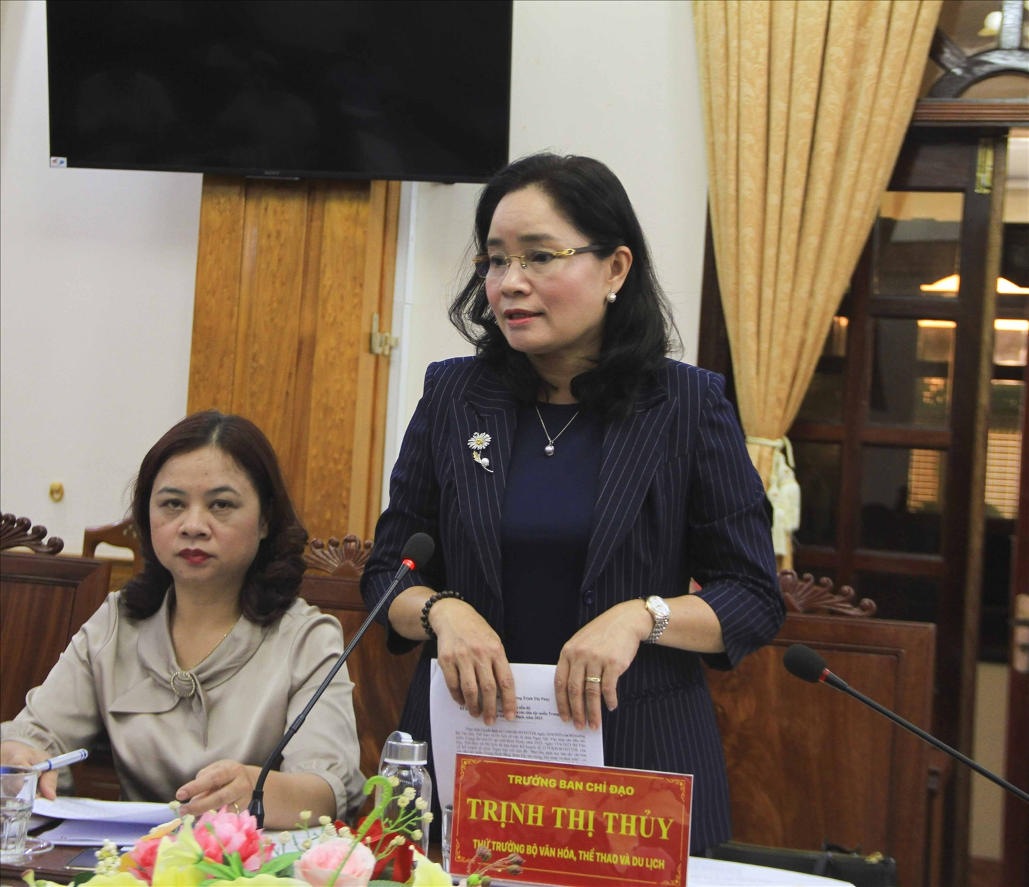 Thứ trưởng Bộ VHTT&DL Trịnh Thị Thủy phát biểu tại cuộc họp