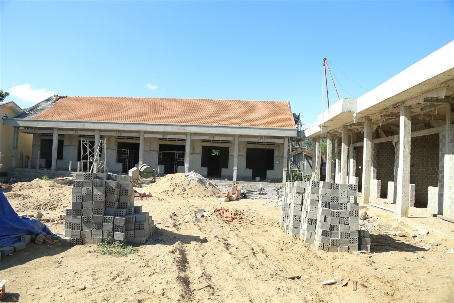 Dãy trường học 2 tầng đang được hoàn thiện của trường Phổ thông dân tộc bán trú Tây Sơn (Bình Định) được xây dựng bằng nguồn vốn kết hợp giữa các Chương trình mục tiêu quốc gia