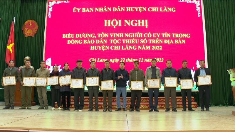 UBND huyện Chi Lăng tặng Giấy khen cho 1 tập thể và 40 cá nhân đã có thành tích tiêu biểu trong năm năm 2022.