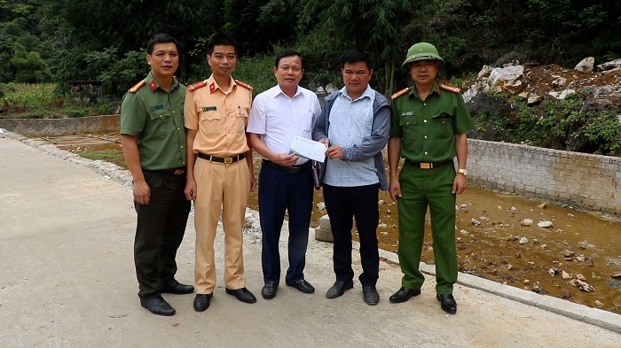 Công an huyện Chi Lăng và đại diện lãnh đạo Phòng khám Đa khoa Quốc tế Ngọc Lan - Lạng Sơn trao tiền hỗ trợ xây bể bơi cho lãnh đạo xã Bằng Hữu. (Ảnh TL)