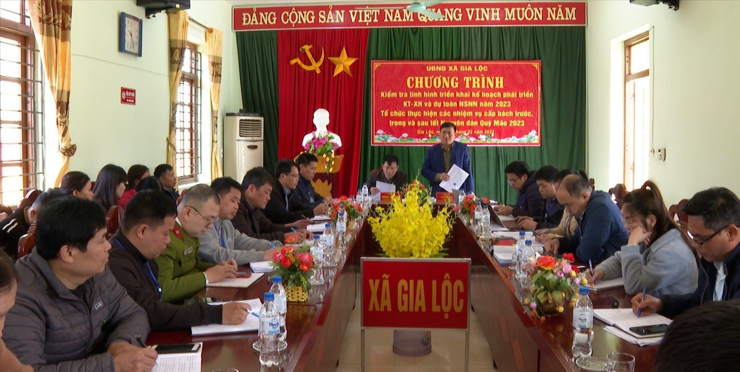 Lãnh đạo UBND huyện Chi Lăng kiểm tra, giám sát việc triển khai thực hiện các Chương trình MTQG tại xã Gia Lộc (Ảnh Bình Yên)