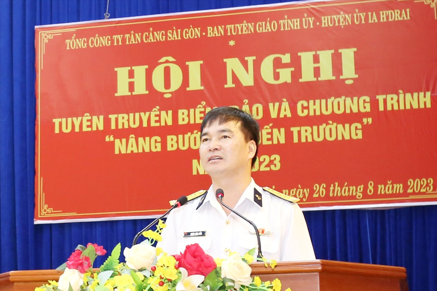 Báo cáo viên của Tổng công ty Tân Cảng Sài Gòn thông tin tình hình biển đảo