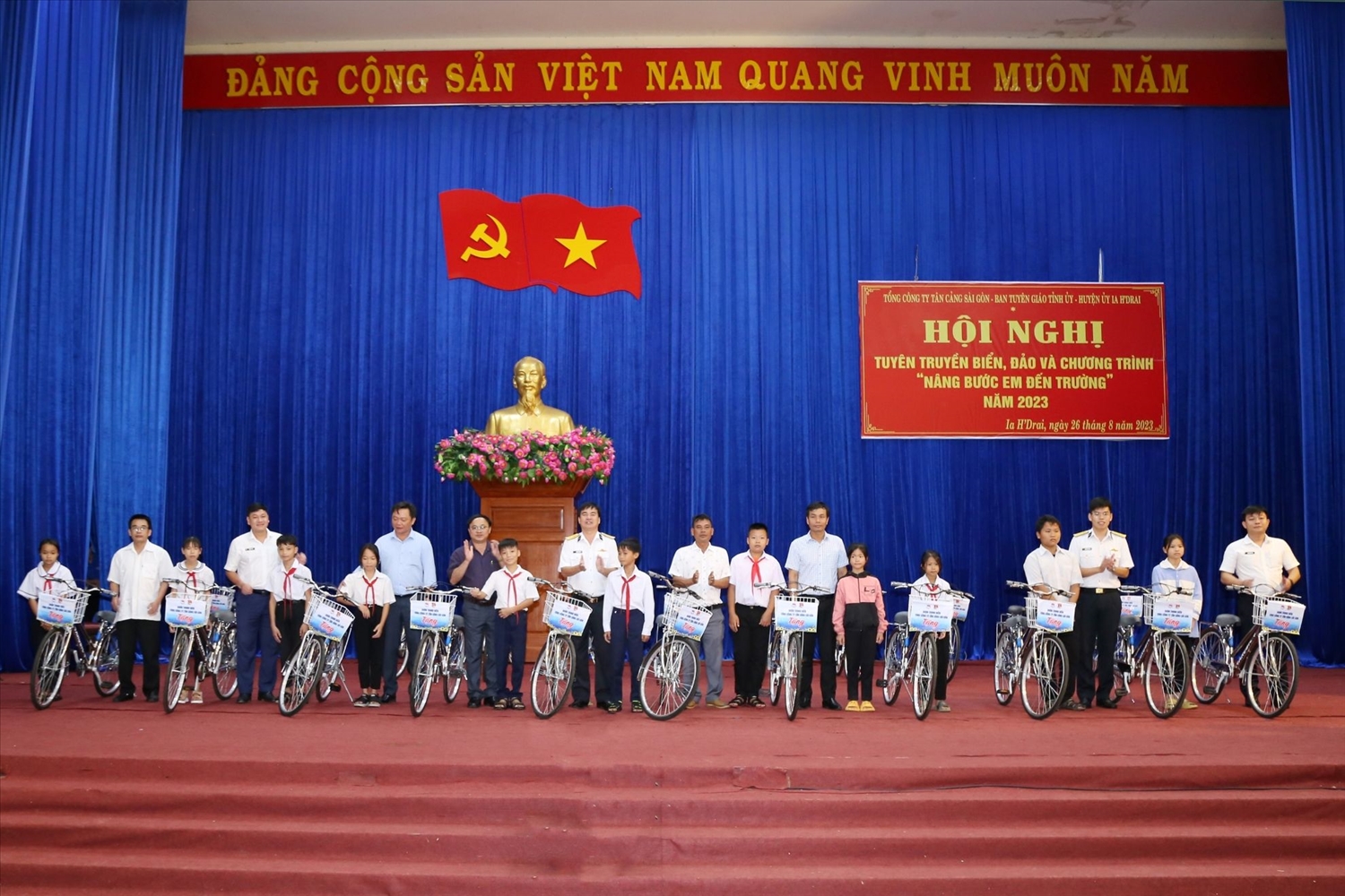 Tặng xe đạp cho học sinh DTTS nghèo vượt khó trên địa bàn huyện Ia H’Drai