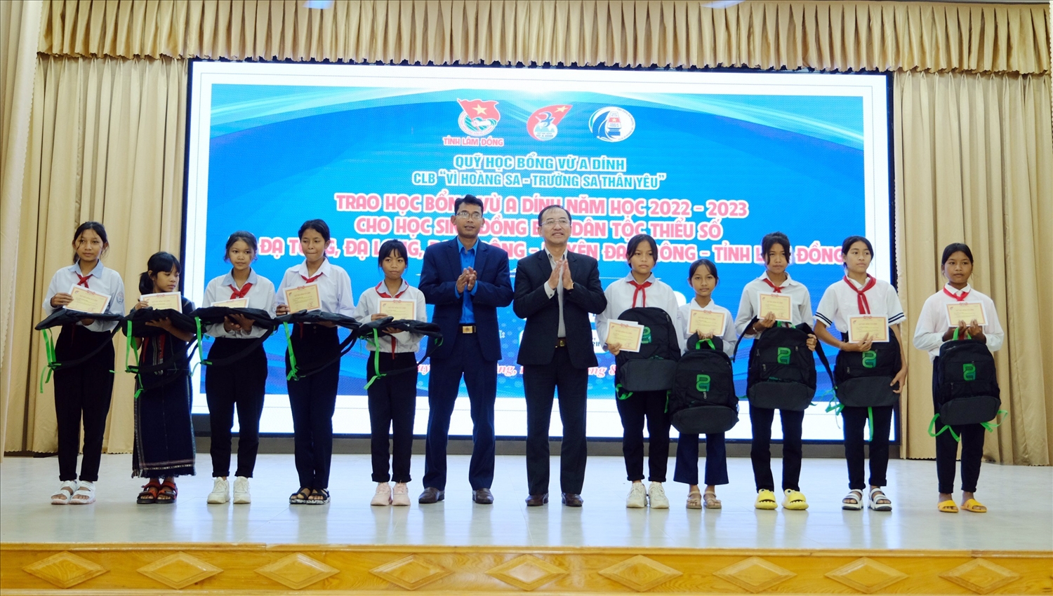 Lãnh đạo Sở GD&ĐT và Tỉnh đoàn Lâm Đồng trao học bổng và quà cho các học sinh