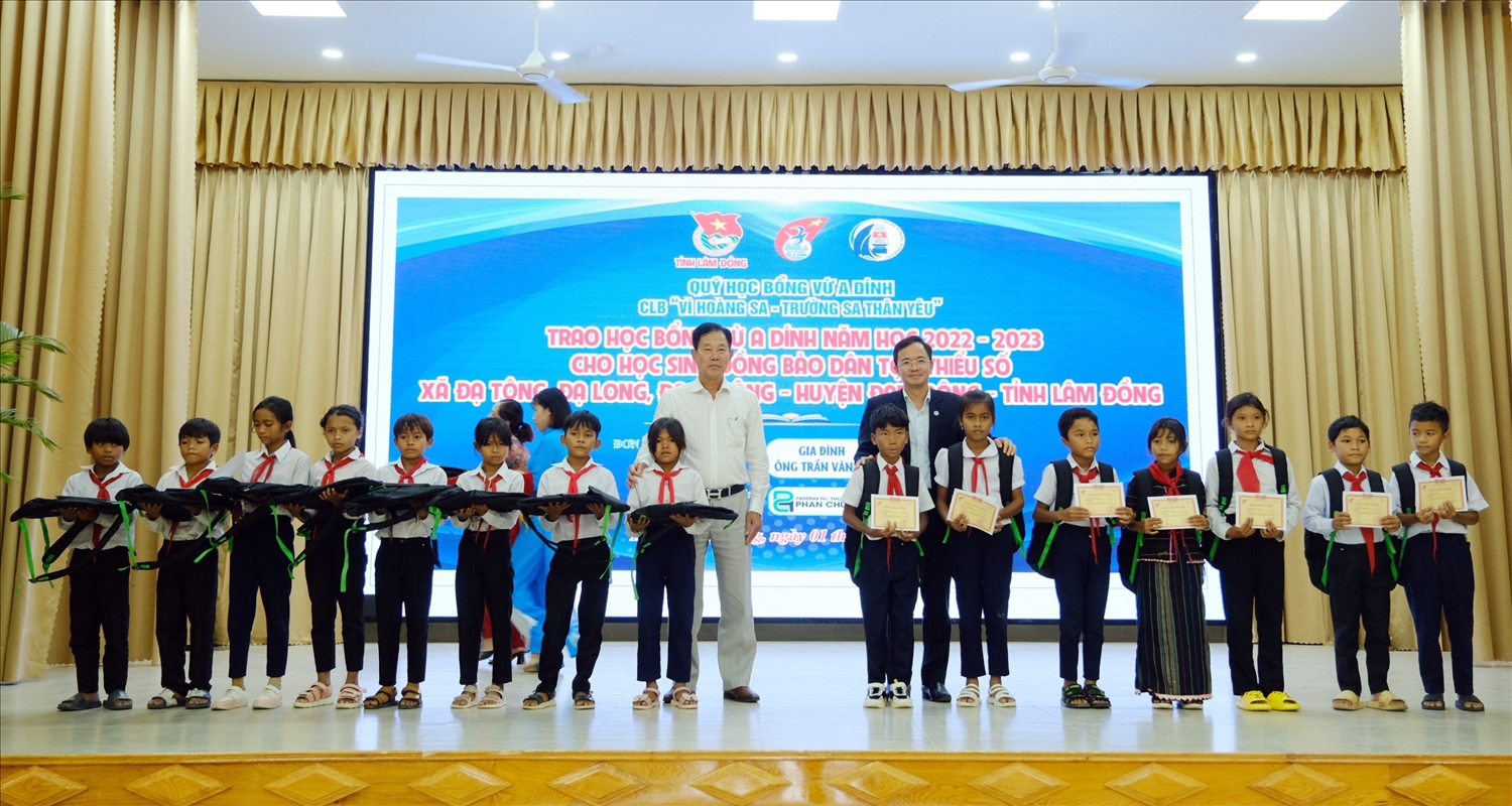 Bí thư Huyện ủy Đam Rông - Nguyễn Văn Lộc trao quà và học bổng cho các học sinh