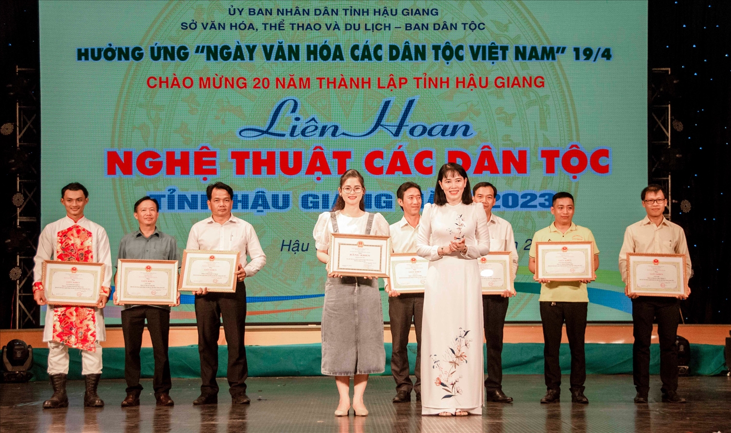 Bà Hồ Thu Ánh - Phó chủ tịch UBND tỉnh Hậu Giang tặng Bằng khen cho các đơn vị đạt giải cao trong Liên hoan nghệ các dân tộc tỉnh năm 2023 