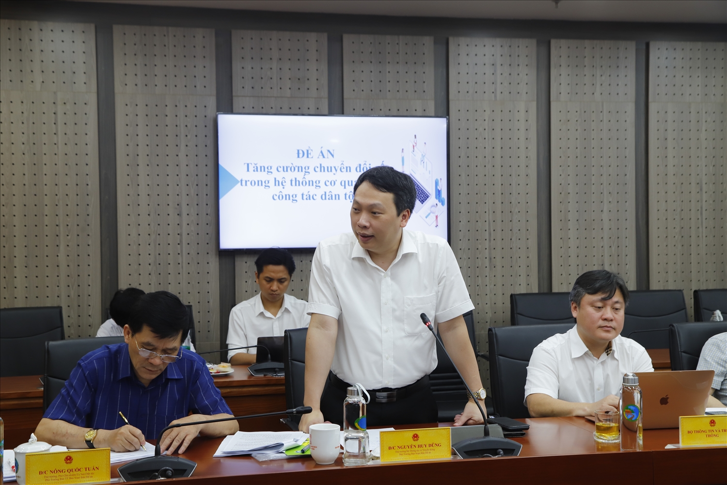 Thứ trưởng Bộ Thông tin và Truyền thông Nguyễn Huy Dũng phát biểu tại cuộc họp