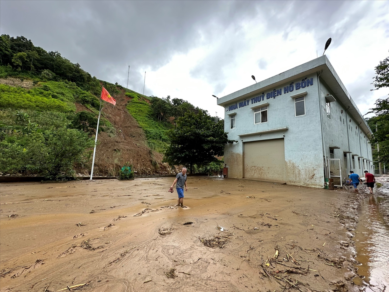 Nhà máy thủy điện Hồ Bốn (Mù Cang Chải, Yên Bái) ngập trong bùn đất, cán bộ quản lý nhà máy phải đi bộ vào hiện trường đánh giá thiệt hại