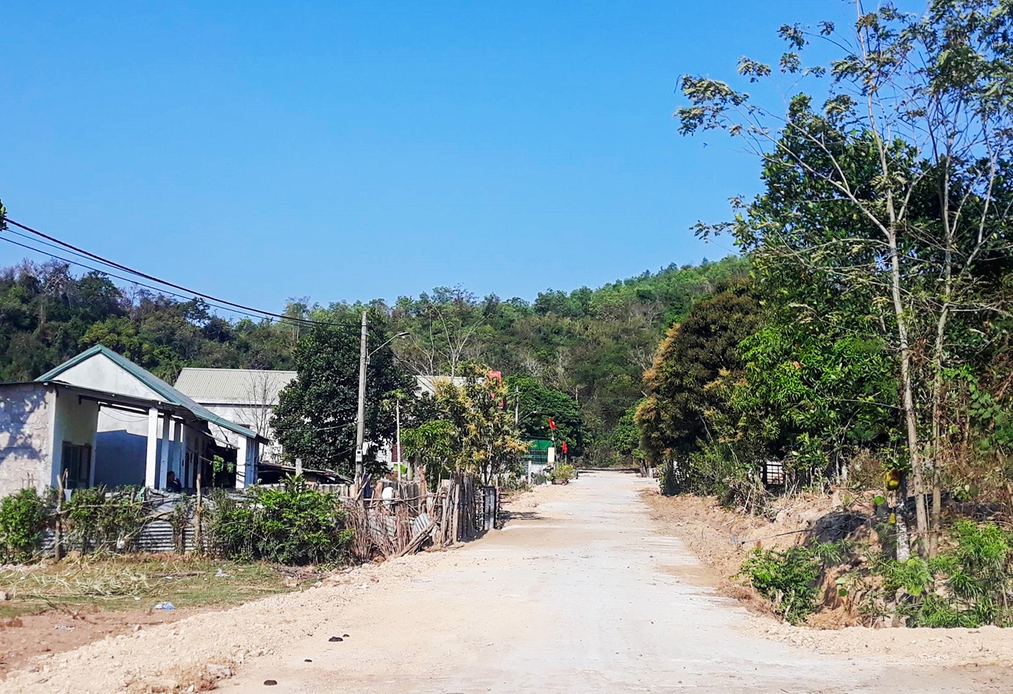 Tuyến đường liên bản Ka Tăng - Khe Đá, thị trấn Lao Bảo (Hướng Hóa) đã hoàn thành và đưa vào sử dụng từ đầu năm 2023