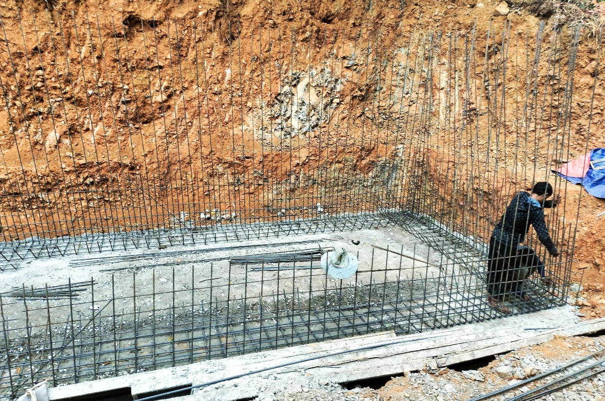 Công trình nước sạch ở thôn Pa Tầng, xã Đa Krông, huyện Đa Krông đang hoàn thành bể chứa cuối cùng để đưa vào sử dụng
