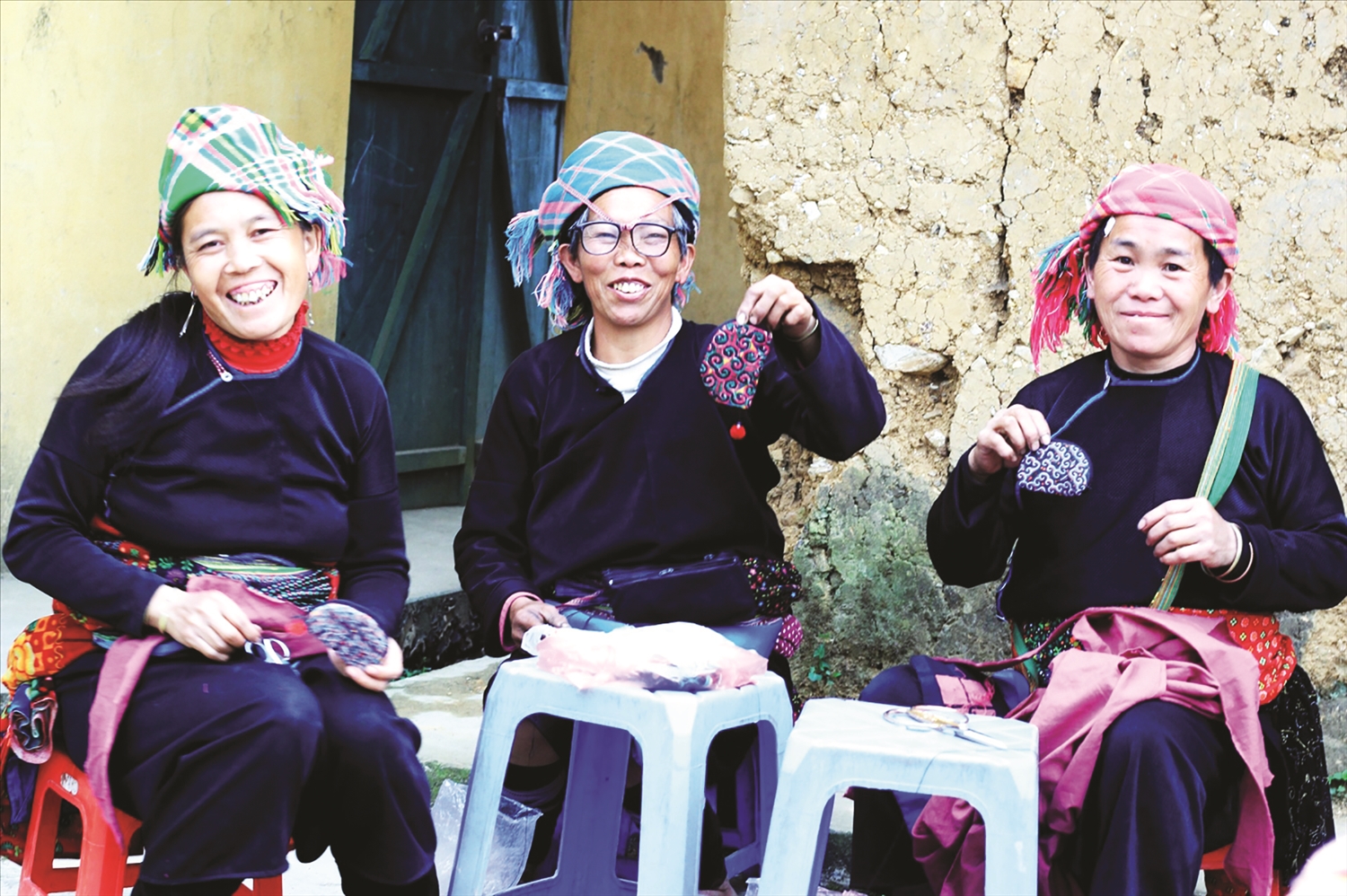 Kỹ thuật thêu ghép vải kiểu trổ thủng là nét đặc trưng của người Mông trắng tại xã Y Tý, huyện Bát Xát, tỉnh Lào Cai. (Ảnh: Craft Link)