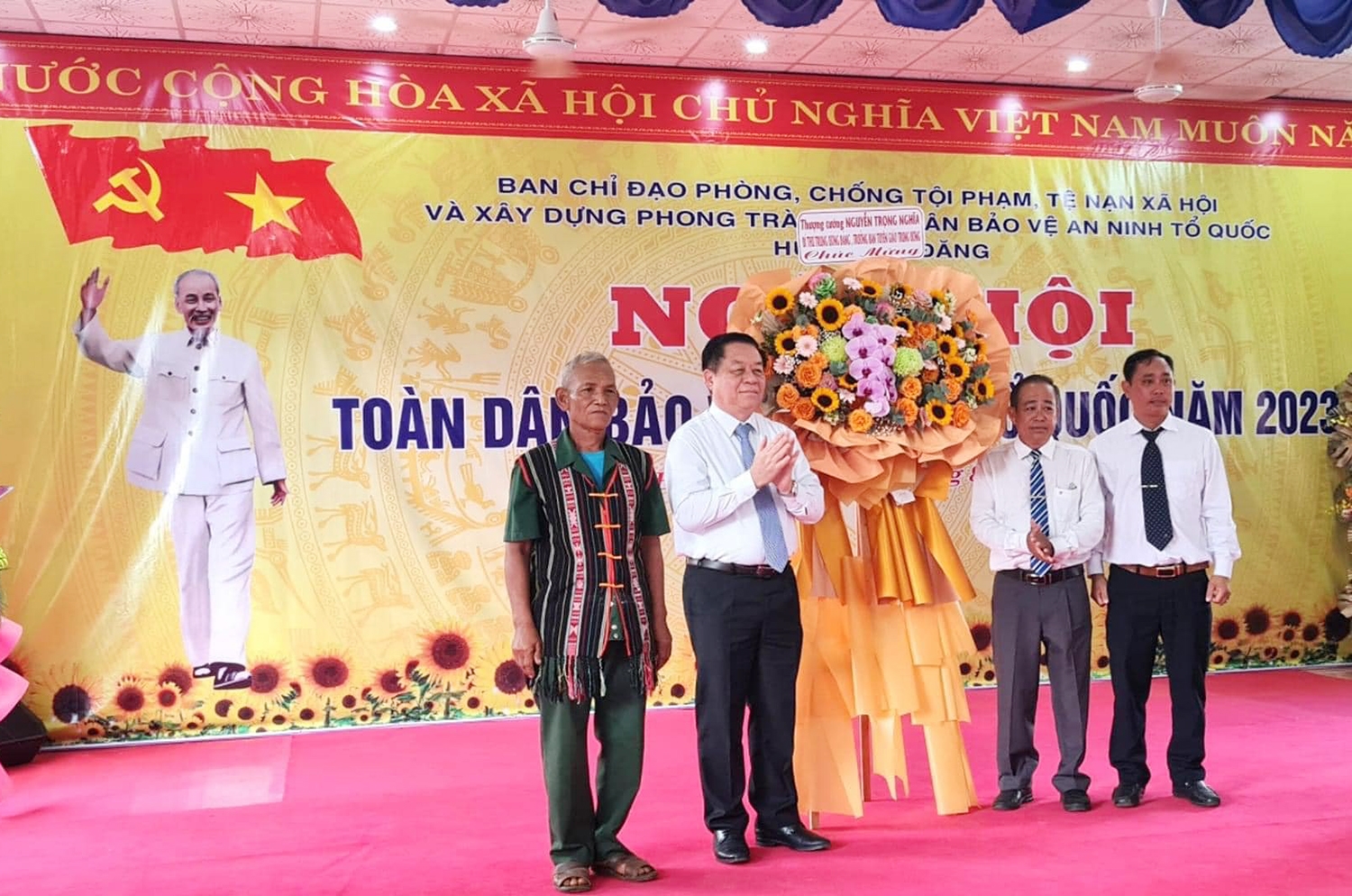 Bí thư Trung ương Đảng, Trưởng ban Tuyên giáo Trung ương Nguyễn Trọng Nghĩa (thứ 2 từ trái sang) tặng lẵng hoa chúc mừng Ngày hội