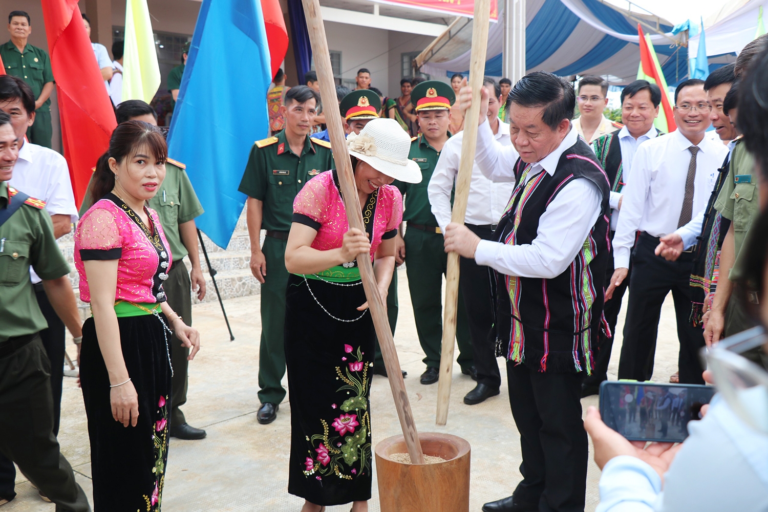 Bí thư Trung ương Đảng, Trưởng ban Tuyên giáo Trung ương Nguyễn Trọng Nghĩa tham gia giã gạo cùng bà con địa phương
