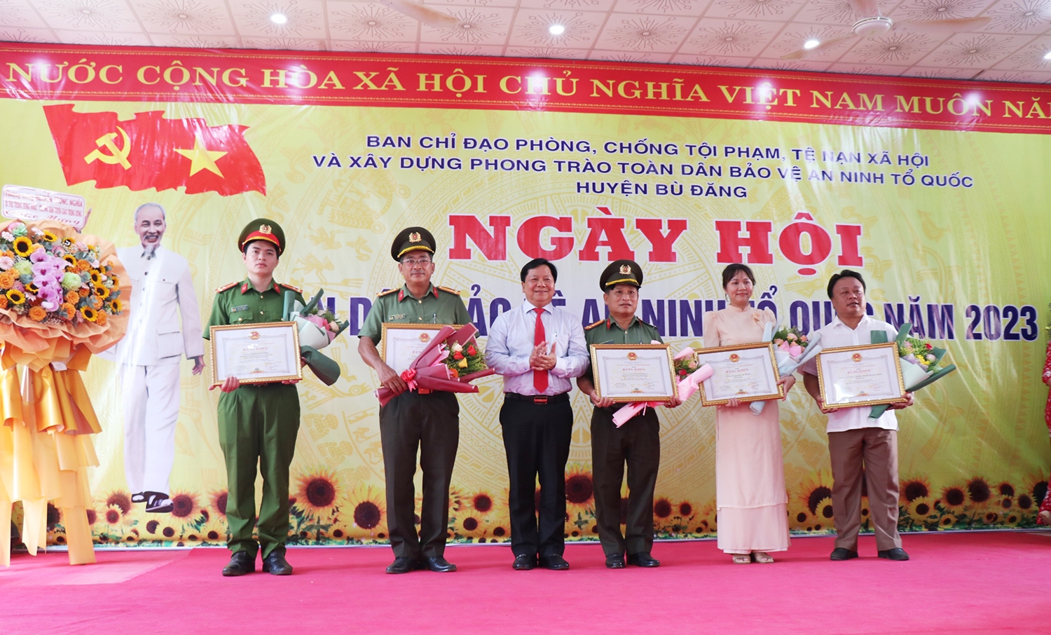 Lãnh đạo tỉnh Bình Phước tặng Bằng khen cho các tập thể, cá nhân có thành tích xuất sắc trong phong trào bảo vệ ANTQ