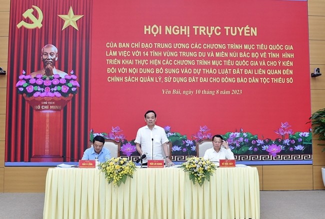 Phó Thủ tướng Trần Lưu Quang chủ trì Hội nghị trực tiếp kết hợp trực tuyến với 14 tỉnh Vùng Trung du và miền núi Bắc Bộ về tình hình triển khai thực hiện các Chương trình MTQG. (Ảnh: VGP/Hải Minh)