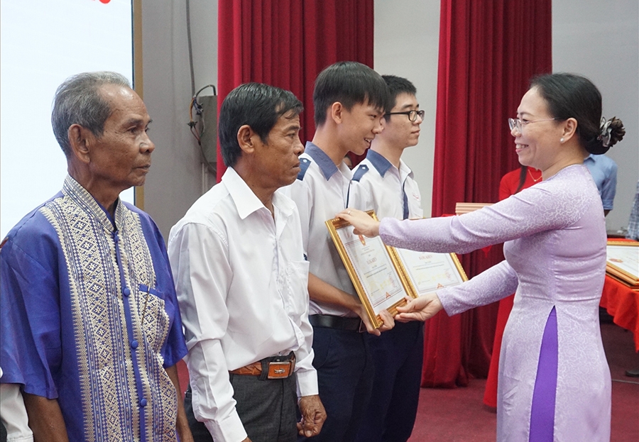 Bà Huỳnh Thị Diễm Ngọc - Phó chủ tịch UBND tỉnh Sóc Trăng trao Bằng khen đến em Lý Hoàng Nhựt - học sinh tiêu biểu 