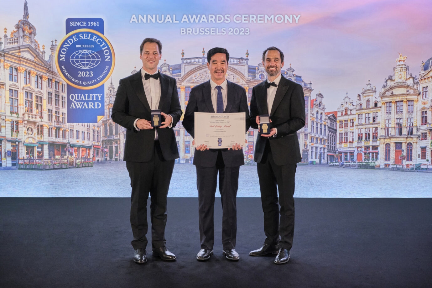 Ông Nguyễn Quốc Khánh, Giám đốc điều hành Nghiên cứu & Phát triển đại diện Vinamilk, nhận 2 giải Vàng về Chất lượng từ tổ chức Monde Selection