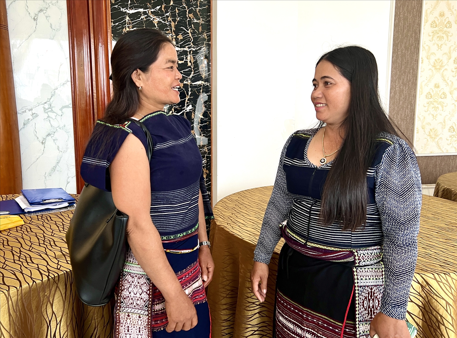 Bà Đinh Thị Đắp (bên trái) và Đinh Thị Siết được dân làng huyện Đak Pơ suy tôn là Người có uy tín trong đồng bào DTTS