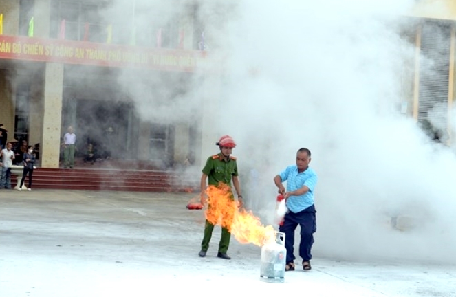 Người dân được hướng dẫn thực hành phương án phòng cháy chữa cháy