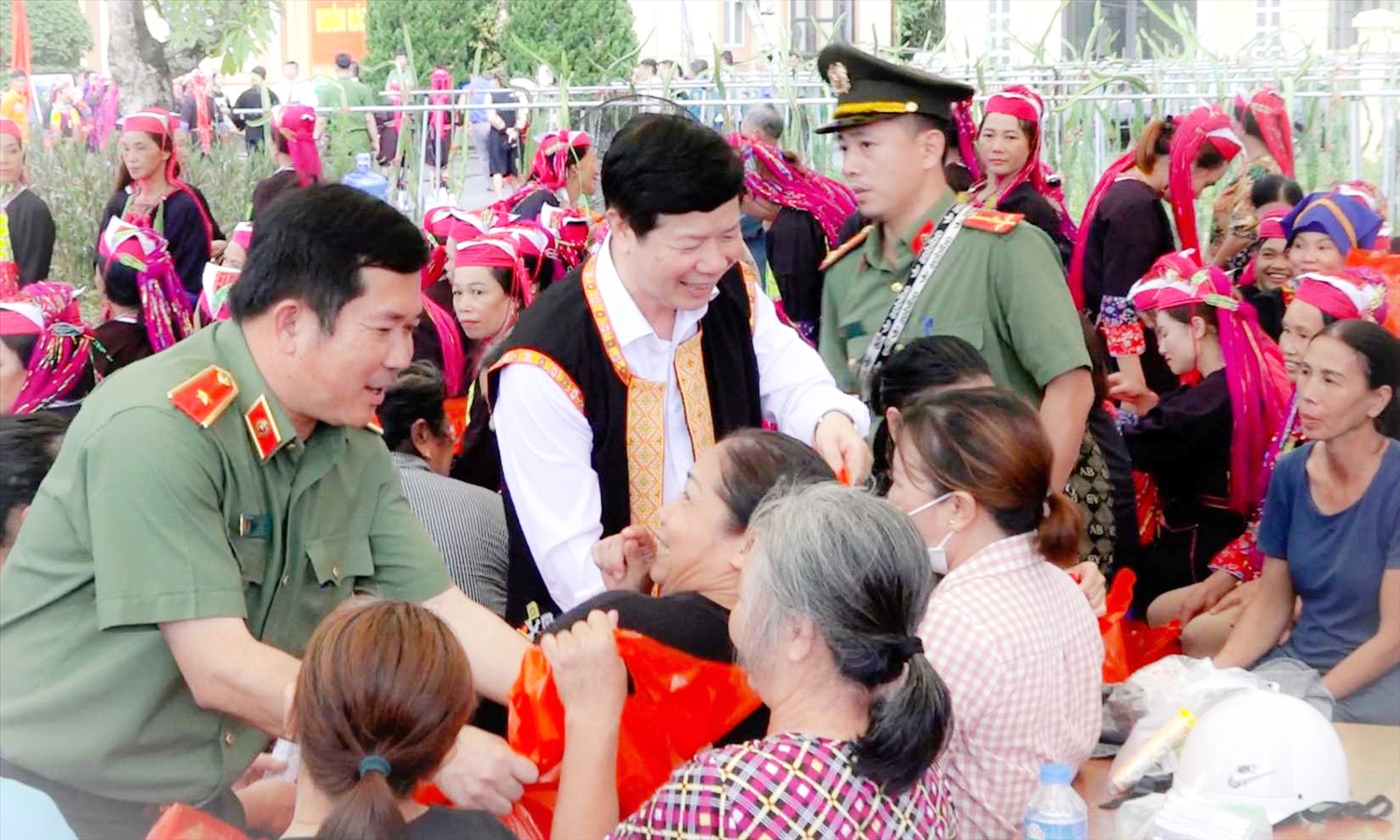Lãnh đạo tỉnh Quảng Ninh, Lãnh đạo huyện Ba Chẽ thăm tặng quà người dân xã Nam Sơn