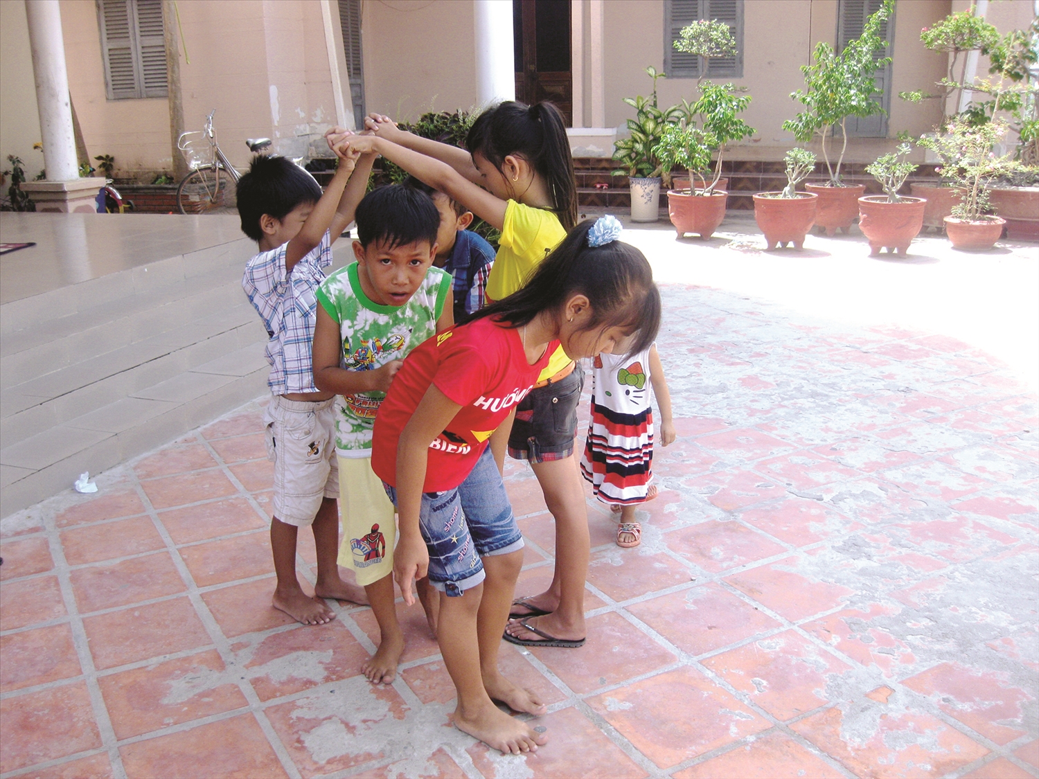 Trẻ em dân tộc Chăm chơi trò làm cua cắn nhau.