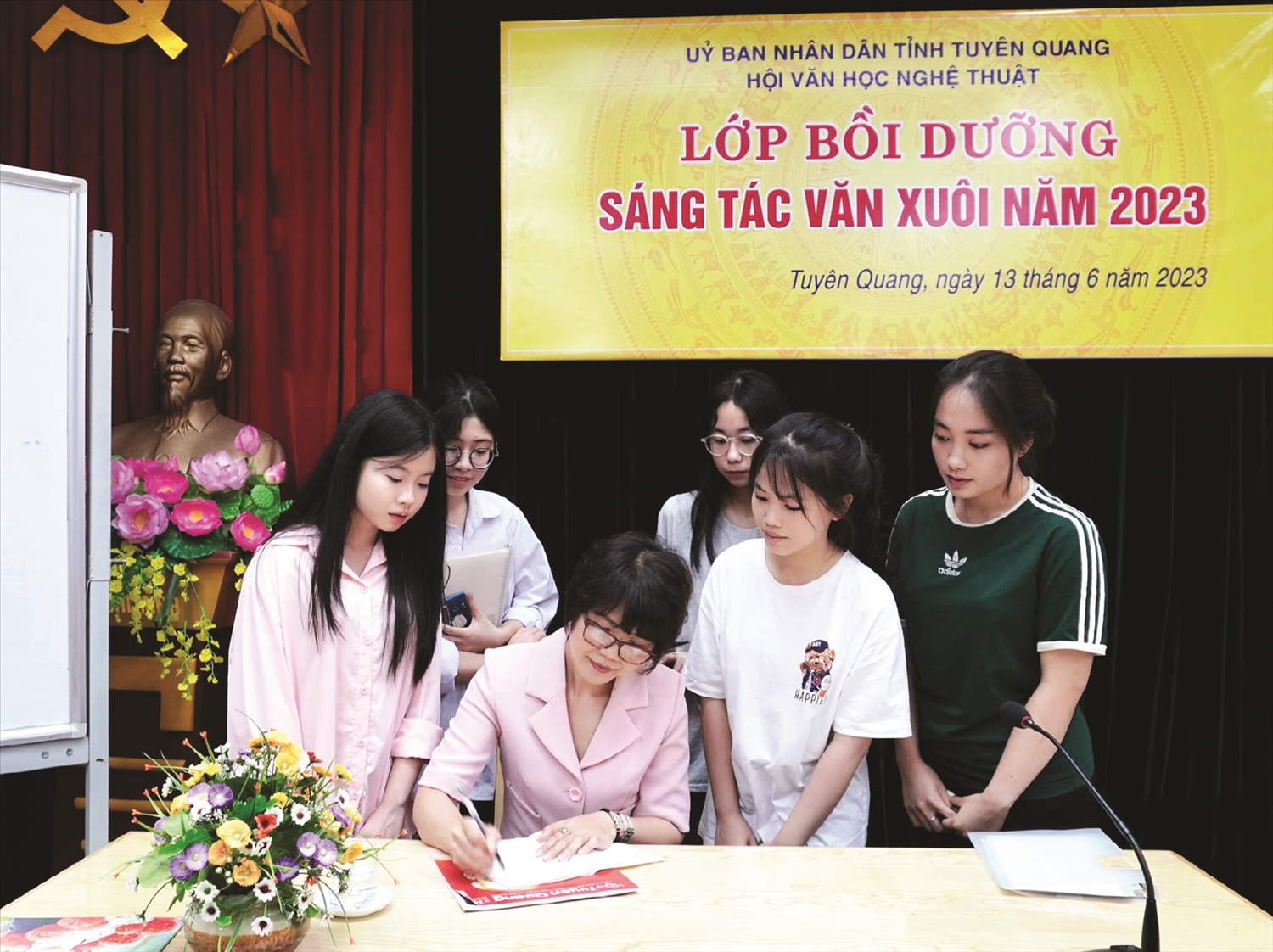  Nhà văn Đỗ Bích Thúy và các bạn trẻ tại Lớp Bồi dưỡng văn xuôi năm 2023 được tổ chức tại TP. Tuyên Quang