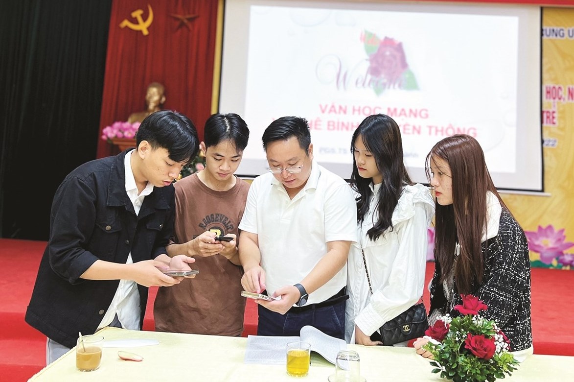 Sinh viên Trường Đại học Tân Trào (Tuyên Quang) trao đổi với các nhà văn trẻ về văn học mạng