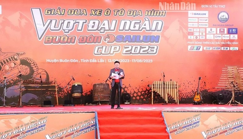 Chủ tịch UBND huyện Buôn Đôn Phạm Trung Nghĩa phát biểu khai mạc giải đua