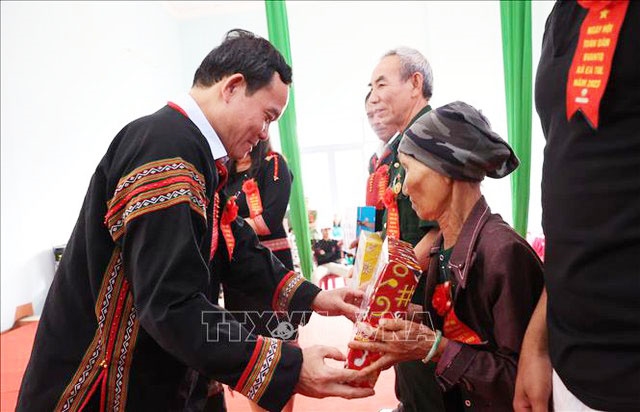 Phó Thủ tướng Trần Lưu Quang tặng quà cho bà con khó khăn xã Ea Tul, huyện Cư M’gar, tỉnh Đắk Lắk - Ảnh: TTXVN