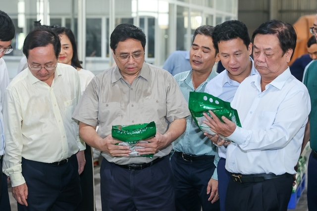 Thủ tướng thăm Nhà máy chế biến gạo của Công ty TNHH lúa, gạo Việt Nam (VINARICE) đơn vị thành viên của Tập đoàn Giống cây trồng Việt Nam. Ảnh VGP/Nhật Bắc