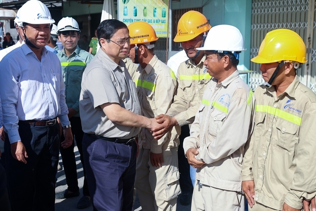 Thủ tướng thăm hỏi, động viên đội ngũ công nhân thi công Dự án nâng cấp Quốc lộ 30 đoạn Cao Lãnh - Hồng Ngự - Ảnh: VGP/Nhật Bắc