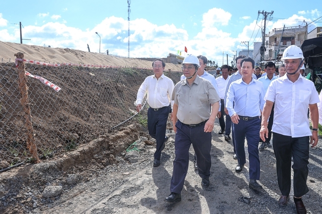 Thủ tướng kiểm tra Dự án nâng cấp quốc lộ 30 đoạn thành phố Cao Lãnh (Tuyến tránh thành phố Cao Lãnh) - Ảnh: VGP/Nhật Bắc
