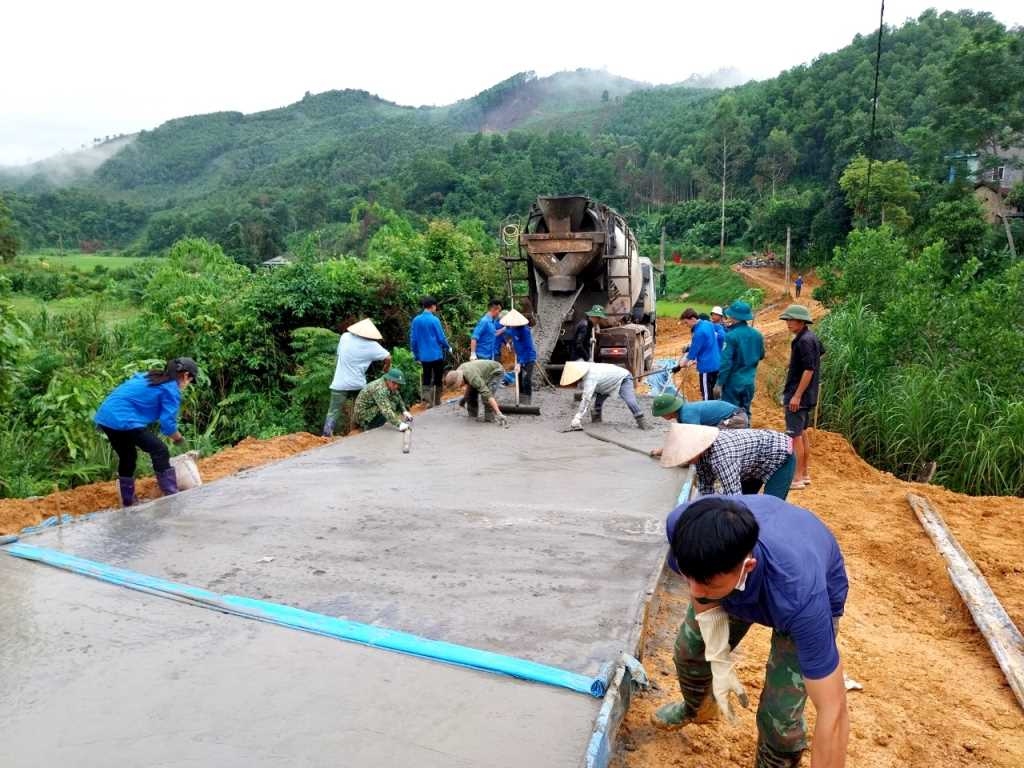 Người dân thôn Pạc Sủi, xã Yên Than, huyện Tiên Yên cùng chung tay đóng góp ngày công xây dựng đường liên thôn từ nguồn vốn Chương trình MTQG xây dựng NTM