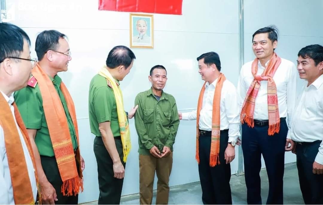 Ông Lương Tam Quang, Thứ trưởng Bộ công an cùng lãnh đạo tỉnh Nghệ An thăm hỏi một hộ dân được bàn giao nhà tại bản Châu Sơn, xã Châu Khê, huyện Con Cuông
