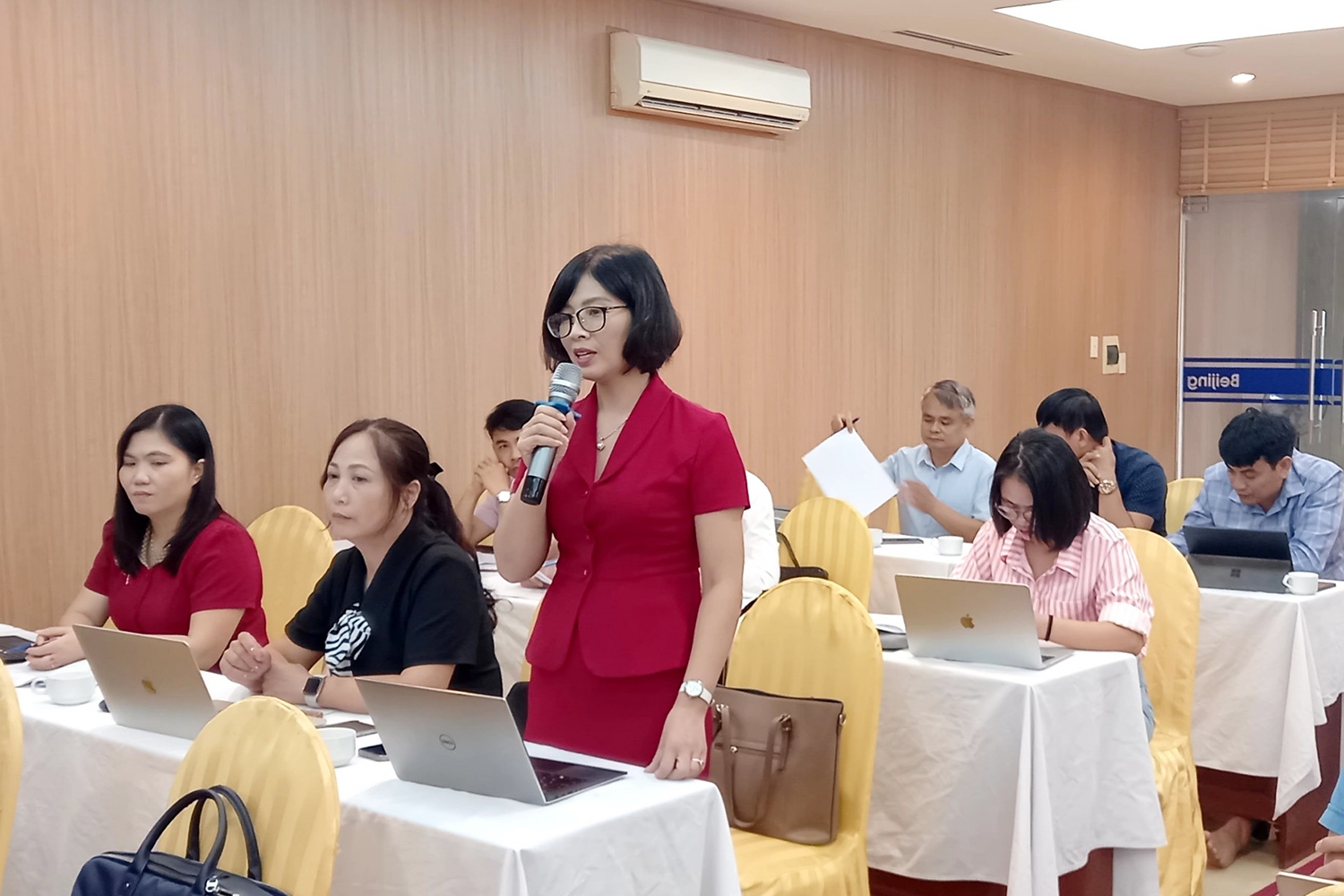 Bà Nguyễn Kiều Hoa - Hiệu trưởng Trường PTDT nội trú tỉnh Nghệ An, phát biểu tại Hội thảo