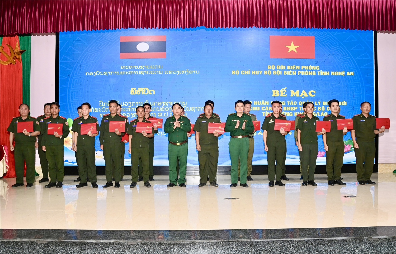 Bộ Chỉ huy BĐBP tỉnh Nghệ An trao chứng chỉ hoàn thành chương trình tập huấn cho các học viên lớp tập huấn công tác quản lý biên giới thuộc Bộ Chỉ huy Quân sự tỉnh Xiêng Khoảng, Lào (10/2022)