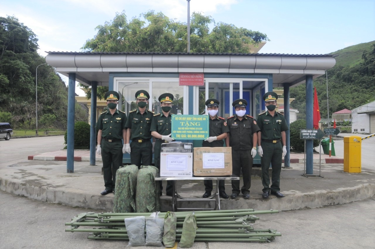 Bộ Chỉ huy BĐBP Nghệ An tặng trang thiết bị phòng chống dịch Covid – 19 cho Đại đội 221, Bộ Chỉ huy Quân sự tỉnh Xiêng Khoảng, CHDCND Lào