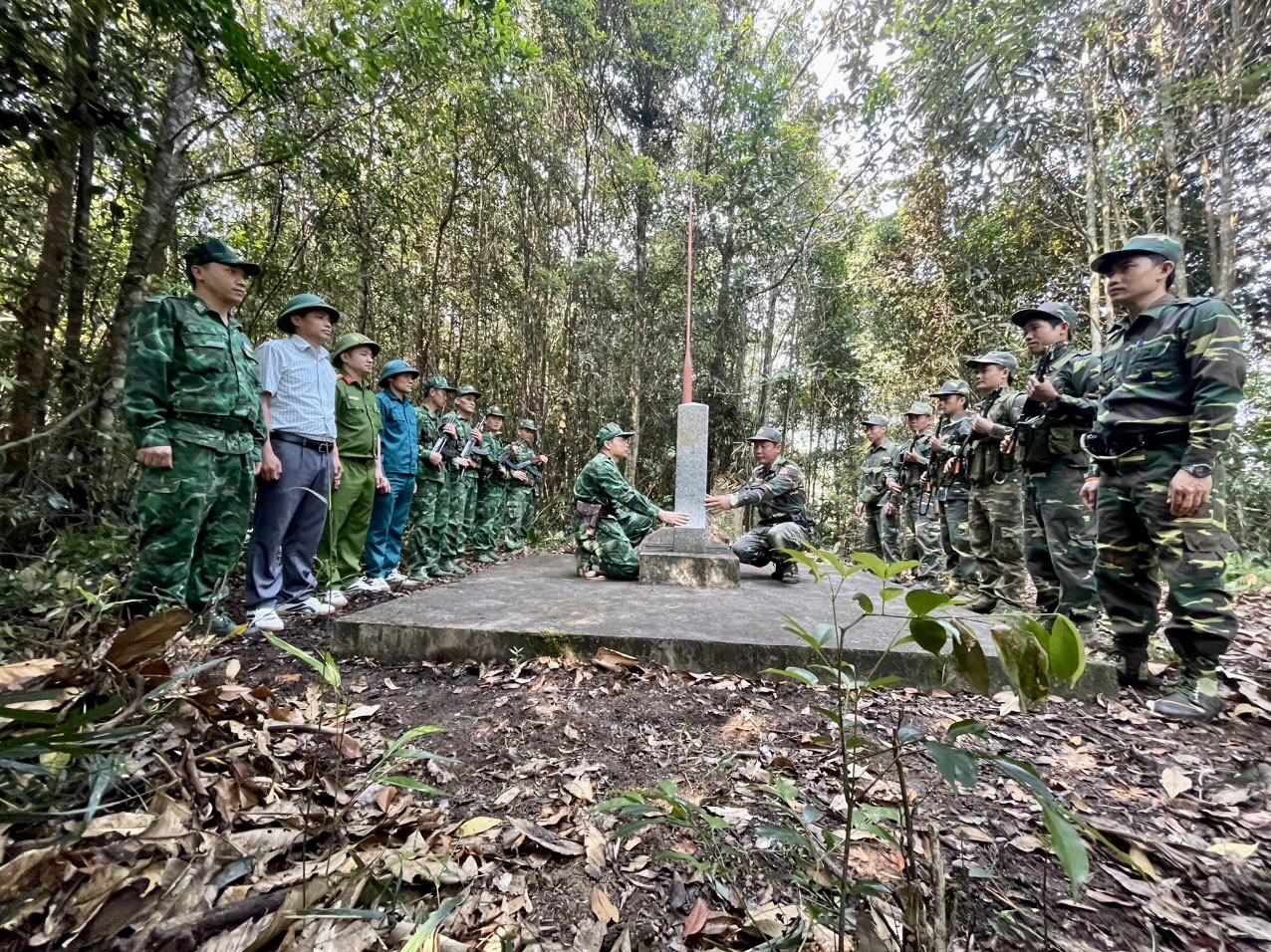 Đội hình tuần tra Đồn BP Tri Lễ, BĐBP Nghệ An cùng các lực lượng xã Tri Lễ, huyện Quế Phong và Đại đội Biên phòng 217 (Hủa Phăn, Lào) tuần tra song phương biên giới Việt Nam - Lào. 