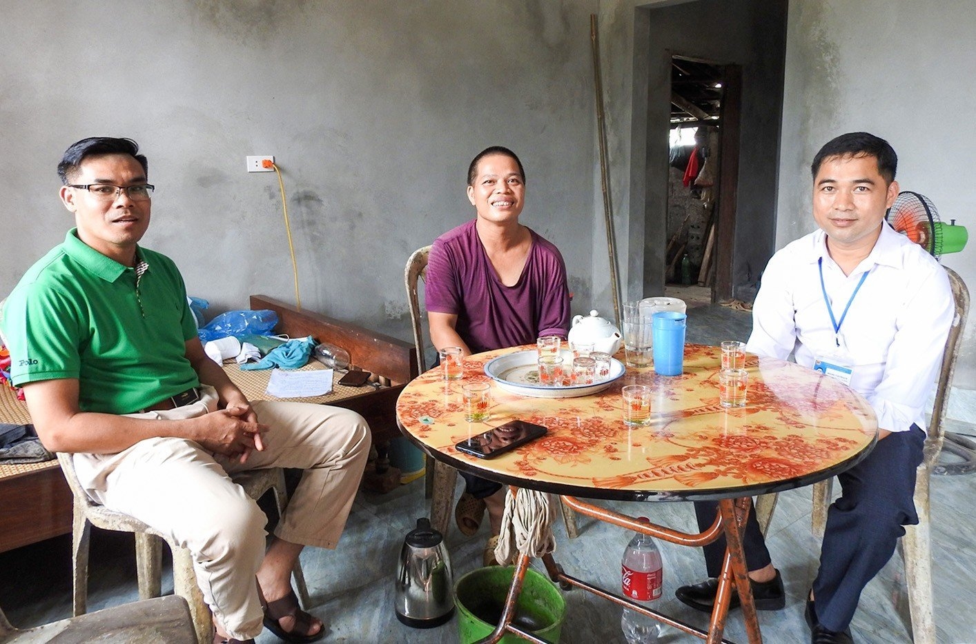 Niềm vui của anh Vy Văn Minh (ở giữa) khi đón khách thăm căn nhà mới của gia đình 