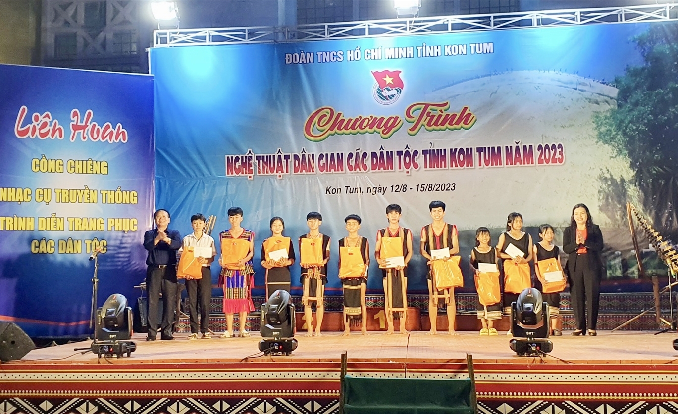 Phó Bí thư Tỉnh ủy Kon Tum Nguyễn Văn Hòa và Phó Chủ tịch UBND tỉnh Y Ngọc trao 10 suất học bổng cho các em học sinh DTTS có hoàn cảnh khó khăn