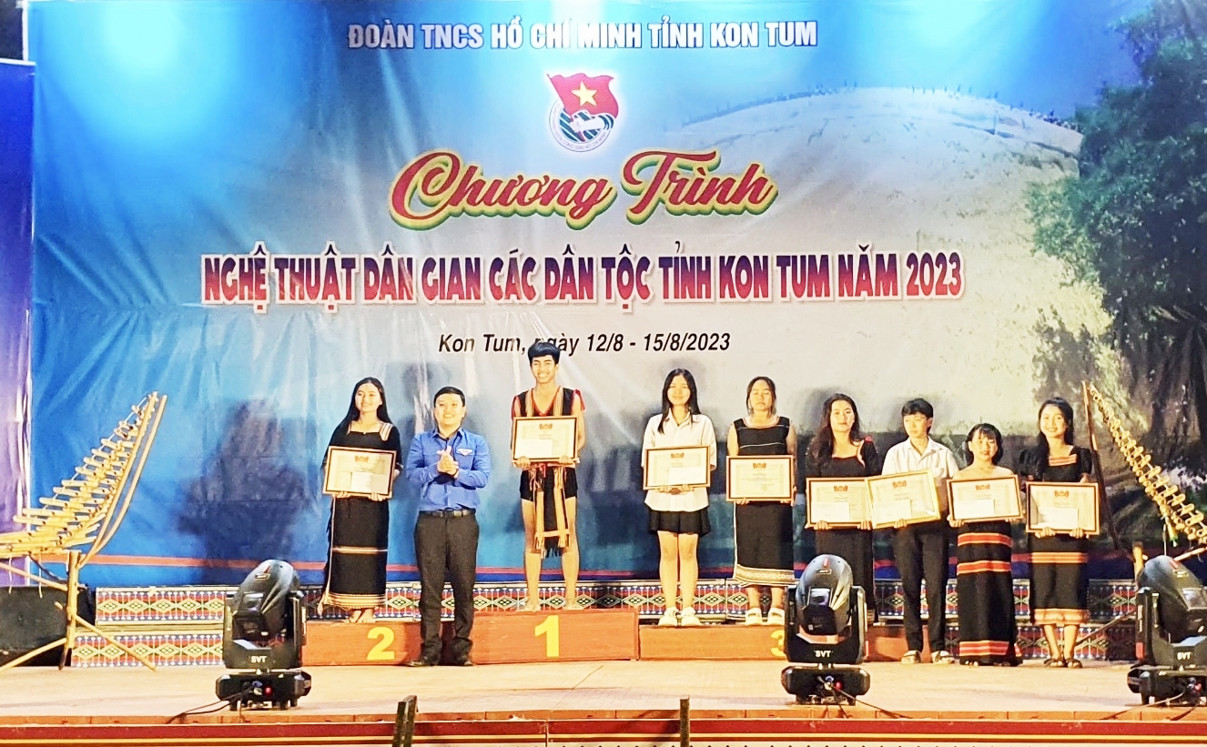 Trao giải cho các đơn vị tham gia Ngày hội Văn hóa tuổi trẻ các dân tộc tỉnh Kon Tum năm 2023