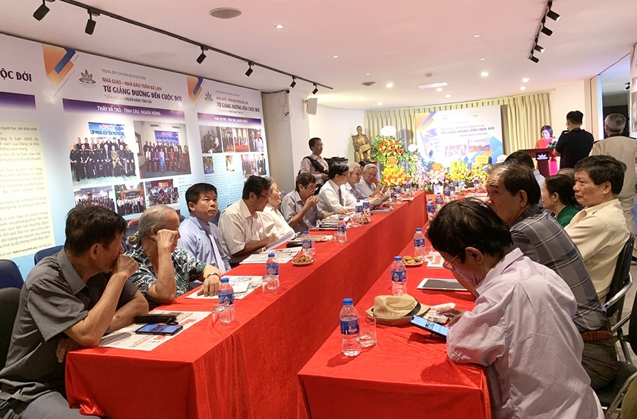 Nhiều đồng nghiệp, học trò của nhà báo, nhà giáo Trần Bá Lạn tham dự sự kiện