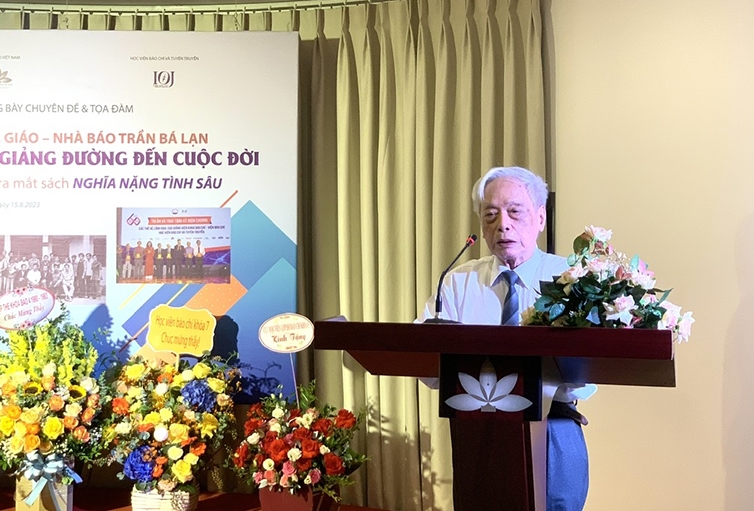 Nhà báo, nhà giáo Trần Bá Lạn phát biểu tại lễ ra mắt sách